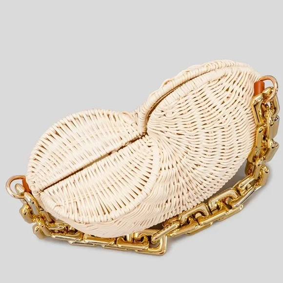 Gold Chain Woven Shell Bag. PreOwned .one Size. - Picture 10 of 11